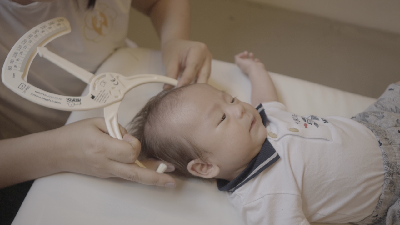 Avaliação fisioterapêutica de bebê com assimetria craniana na Clínica Mokusô
