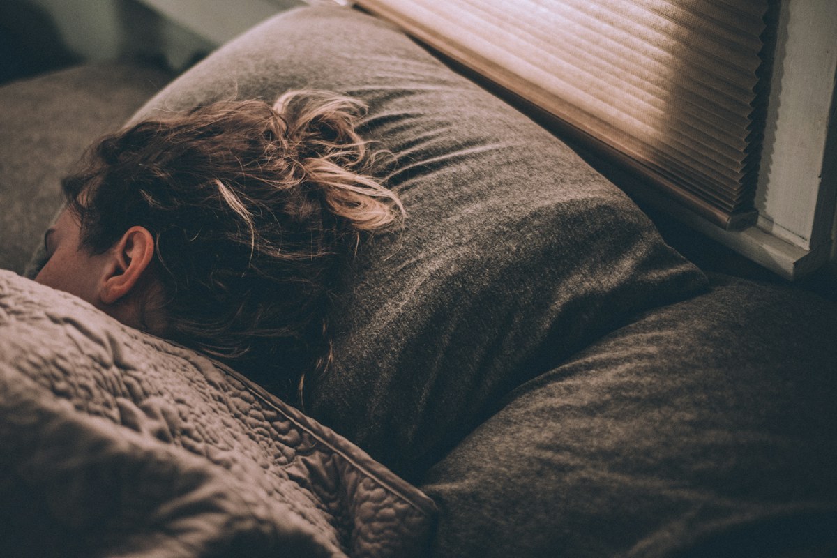 Zumbido e sono: como diminuir o impacto na hora de dormir?