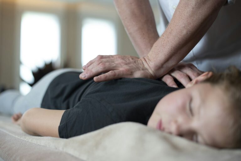 Profissional realizando intervenção manual musculoesquelética