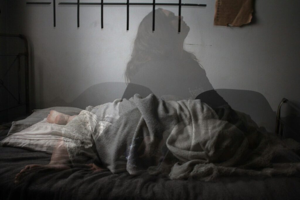 Pessoa acordada à noite em contexto de dificuldade para dormir
