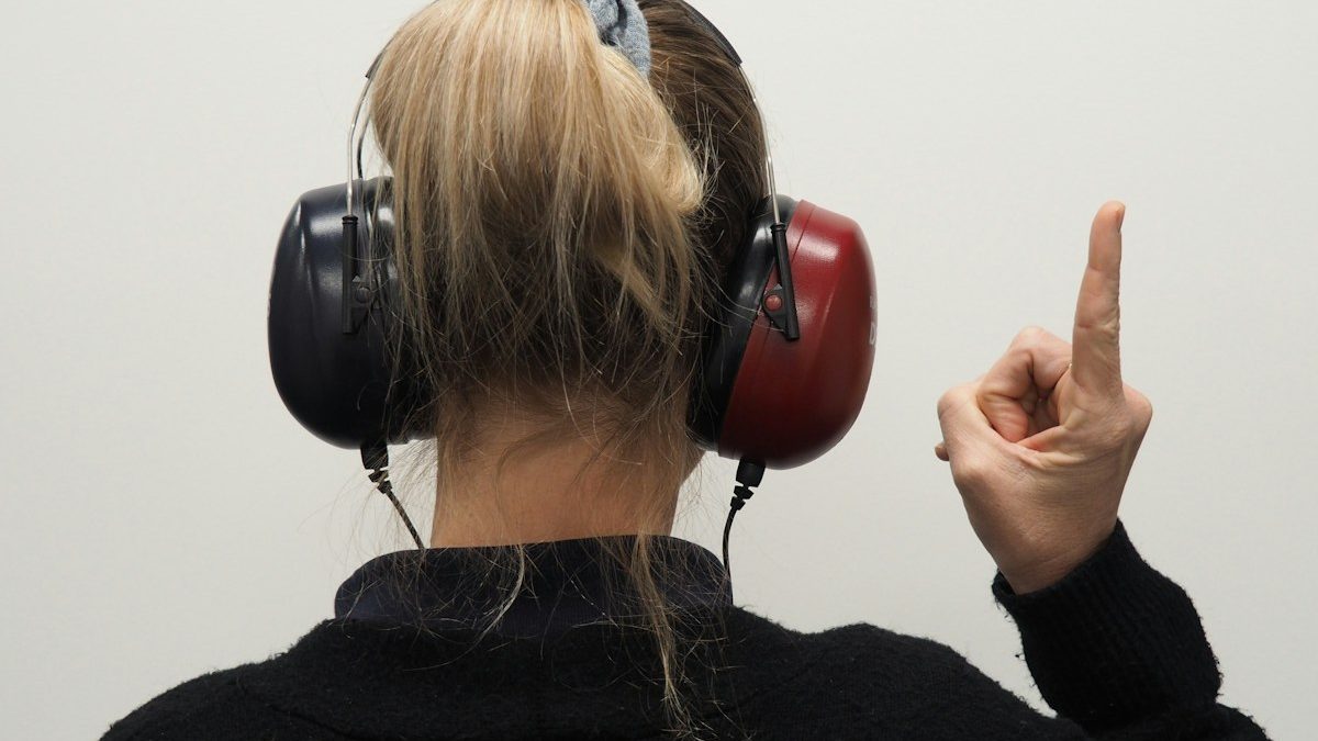 Pessoa realizando teste de audição em ambiente especializado
