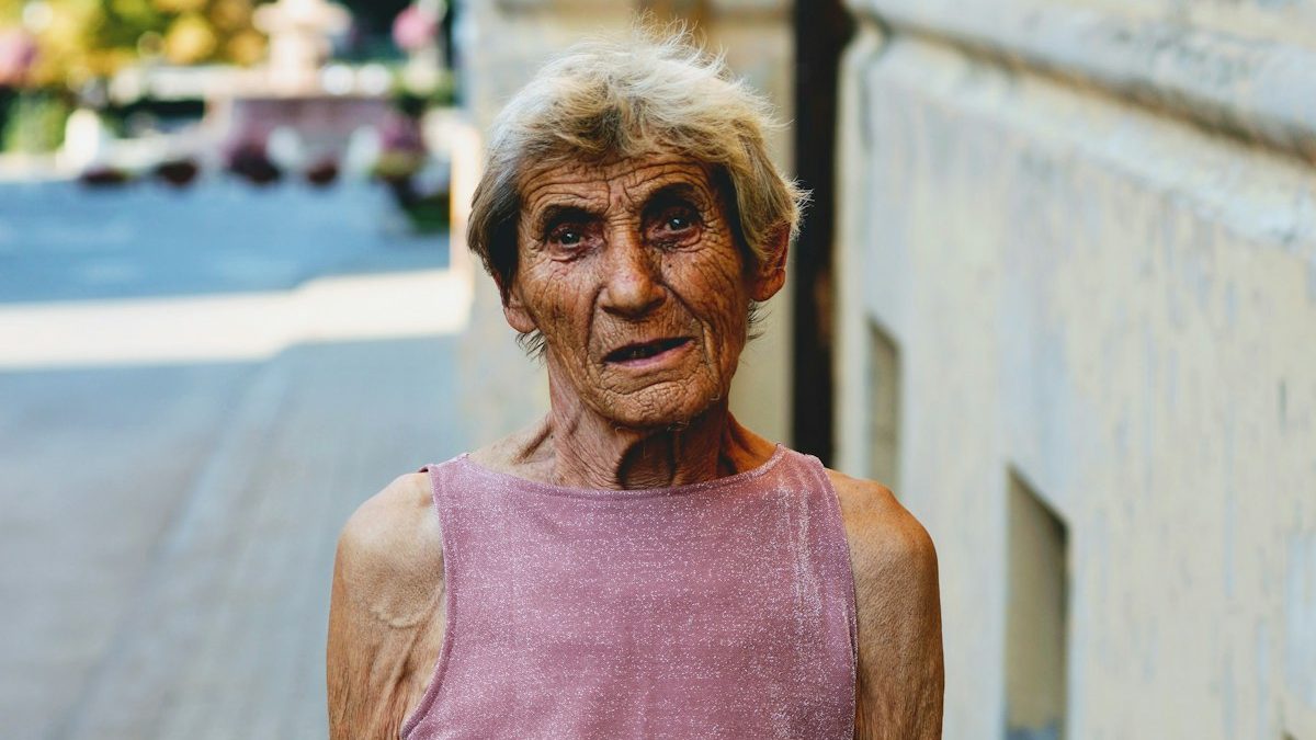 Pessoa idosa caminhando em rua da cidade, atividade cotidiana que exige equilíbrio