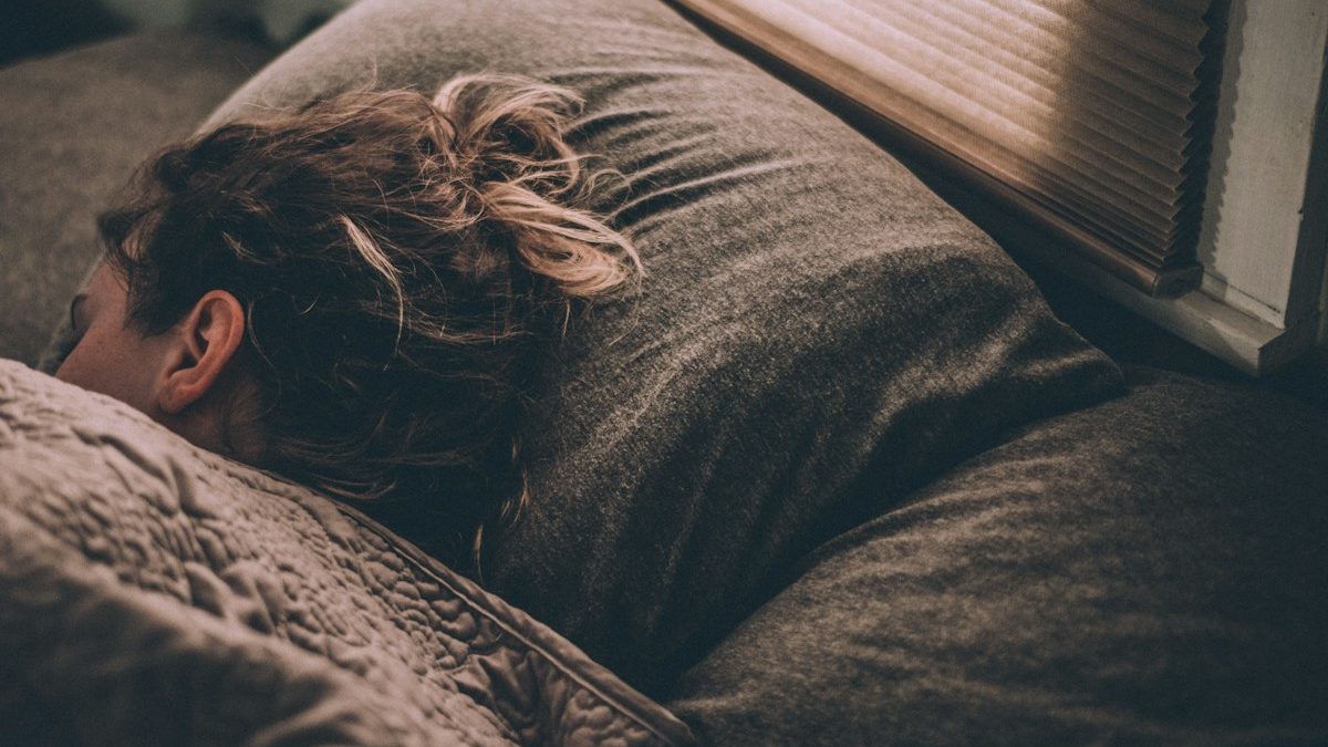 Mulher deitada em ambiente de sono