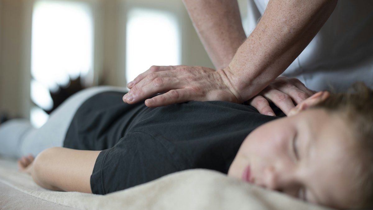 Profissional realizando intervenção manual musculoesquelética